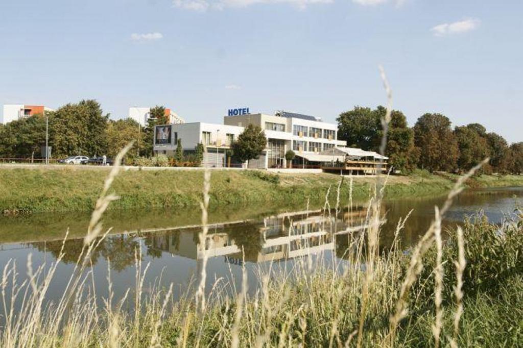 Hotel River Nitra Ngoại thất bức ảnh